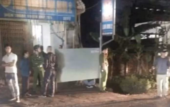 Cơ quan chức năng có mặt tại nhà nghỉ nơi phát hiện thi thể nạn nhân. Ảnh: N.L.