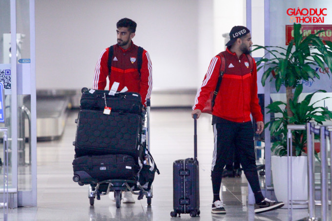 Đội bóng Tây Á đi chuyên cơ riêng tới Hà Nội. Đội bóng Tây Á đi chuyên cơ riêng tới Hà Nội.