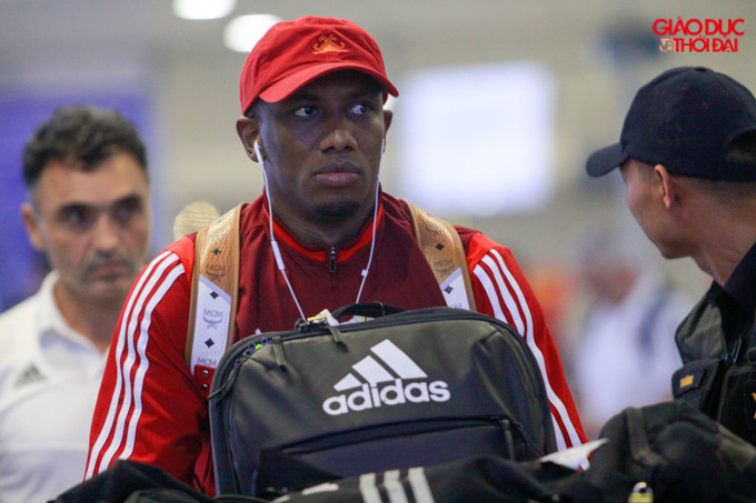 Thầy trò huấn luyện viên Bert van Marwijk nhanh chóng làm thủ tục, rời sân bay về khách sạn nghỉ ngơi trước khi chuẩn bị cho trận đấu với chủ nhà Việt Nam. Thầy trò huấn luyện viên Bert van Marwijk nhanh chóng làm thủ tục, rời sân bay về khách sạn nghỉ ngơi trước khi chuẩn bị cho trận đấu với chủ nhà Việt Nam.