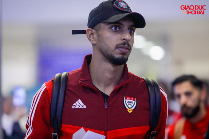 Sự xuất hiện của các thành viên tuyển UAE gây chú ý với đông đảo hành khách có mặt tại sân bay. Sự xuất hiện của các thành viên tuyển UAE gây chú ý với đông đảo hành khách có mặt tại sân bay.