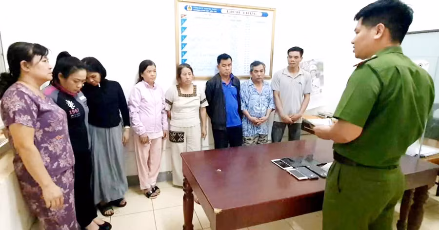 Nhóm người trong đường dây đánh bạc vừa bị Công an TP Buôn Ma Thuột triệt phá. (Ảnh: SĐ)