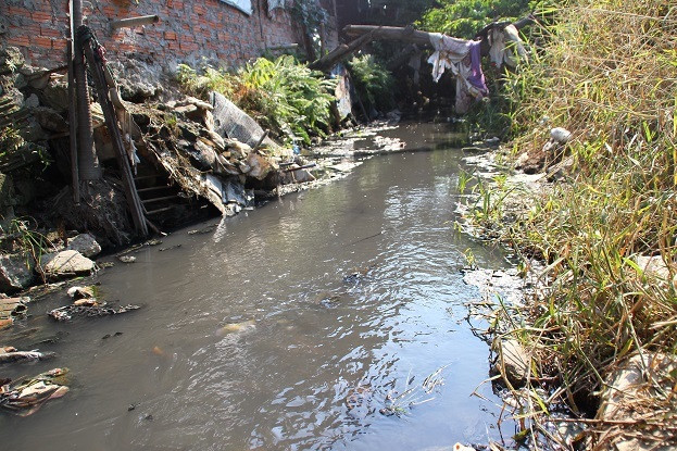 Đà Nẵng: 100 hộ dân xay xẩm mặt mày vì dòng kênh hôi thối ảnh 4 Đà Nẵng: 100 hộ dân xay xẩm mặt mày vì dòng kênh hôi thối