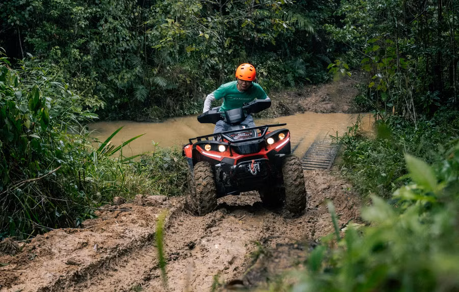 Xe địa hình lên dốc trong cung đường khá lầy lội.