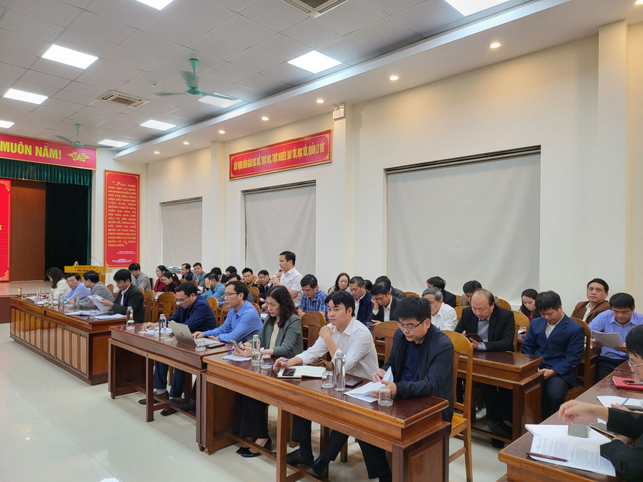 Các cán bộ giáo viên tham gia ý kiến, trình bày những thuận lợi, khó khăn khi triển khai chương trình. (Ảnh: Đặng Tài).