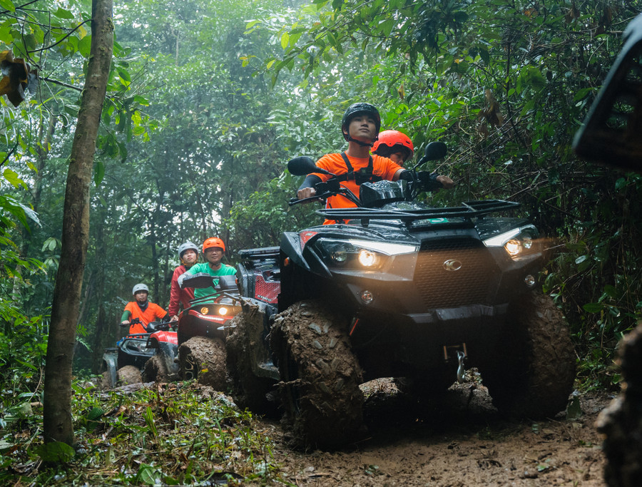 Tham gia tour, du khách sẽ tự lái xe mô tô địa hình đi vào trong cánh rừng lim. Tham gia tour, du khách sẽ tự lái xe mô tô địa hình đi vào trong cánh rừng lim.
