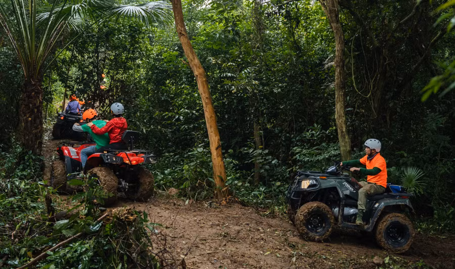 Du khách tham quan 'ngôi nhà của Kong' bằng mô tô địa hình 4 bánh. (Ảnh: Oxalis cung cấp).