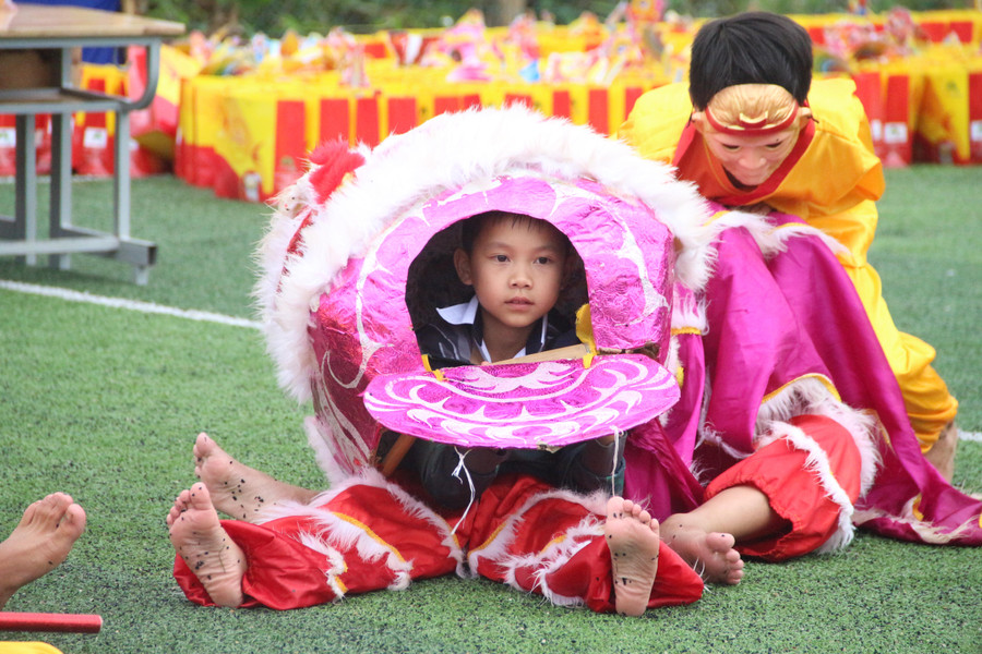 Những em nhỏ "biến hoá" thành đội lân vui nhộn. Những em nhỏ "biến hoá" thành đội lân vui nhộn.