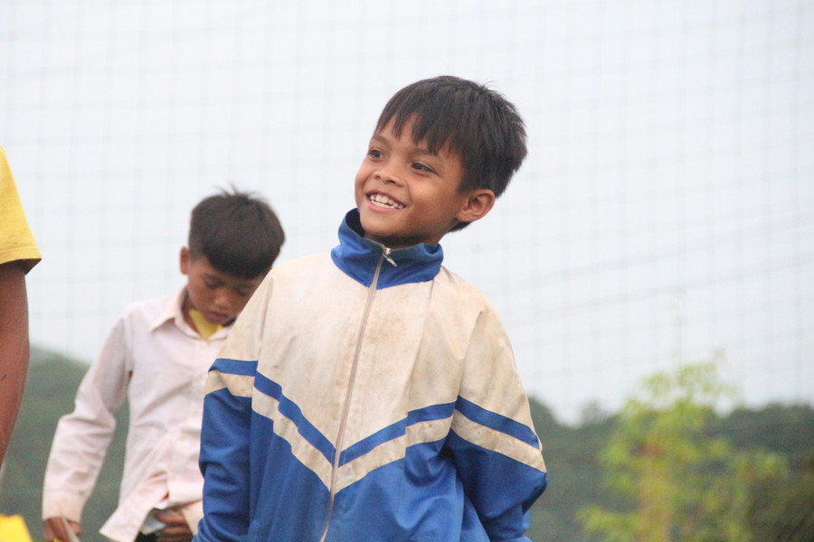 ...và nụ cười hân hoan của học trò vùng khó khi nhận được những món quà ý nghĩa. ...và nụ cười hân hoan của học trò vùng khó khi nhận được những món quà ý nghĩa.