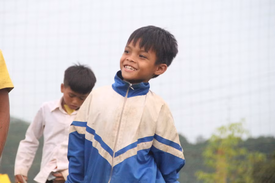 ...và nụ cười hân hoan của học trò vùng khó khi nhận được những món quà ý nghĩa.