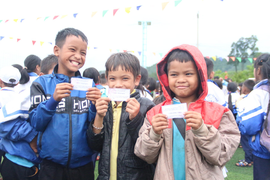 Những em nhỏ người dân tộc thiểu số mong chờ giây phút được nhận quà Trung thu. Những em nhỏ người dân tộc thiểu số mong chờ giây phút được nhận quà Trung thu.