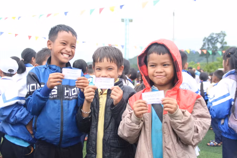 Những em nhỏ người dân tộc thiểu số mong chờ giây phút được nhận quà Trung thu.