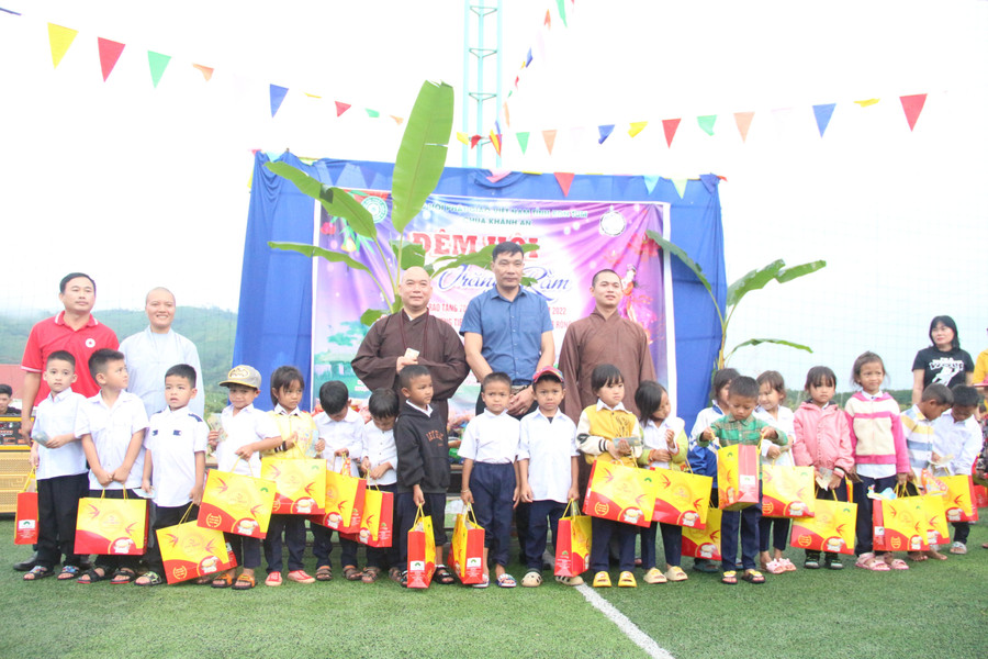 Hội chữ thập đỏ huyện Tu Mơ Rông phối hợp với Ban Trị sự Giáo hội phật giáo Việt Nam tỉnh Kon Tum cùng các mạnh thường quân tặng 700 suất quà cho học sinh trường Tiểu học xã Đăk Hà và trường THCS Bán trú DTTS huyện Tu Mơ Rông. Hội chữ thập đỏ huyện Tu Mơ Rông phối hợp với Ban Trị sự Giáo hội phật giáo Việt Nam tỉnh Kon Tum cùng các mạnh thường quân tặng 700 suất quà cho học sinh trường Tiểu học xã Đăk Hà và trường THCS Bán trú DTTS huyện Tu Mơ Rông.