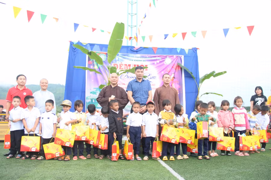 Hội chữ thập đỏ huyện Tu Mơ Rông phối hợp với Ban Trị sự Giáo hội phật giáo Việt Nam tỉnh Kon Tum cùng các mạnh thường quân tặng 700 suất quà cho học sinh trường Tiểu học xã Đăk Hà và trường THCS Bán trú DTTS huyện Tu Mơ Rông.