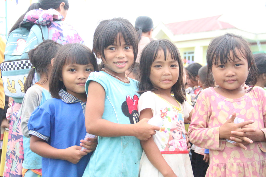 Trẻ em vùng cao còn nhiều khó khăn, thiếu thốn. Trẻ em vùng cao còn nhiều khó khăn, thiếu thốn.