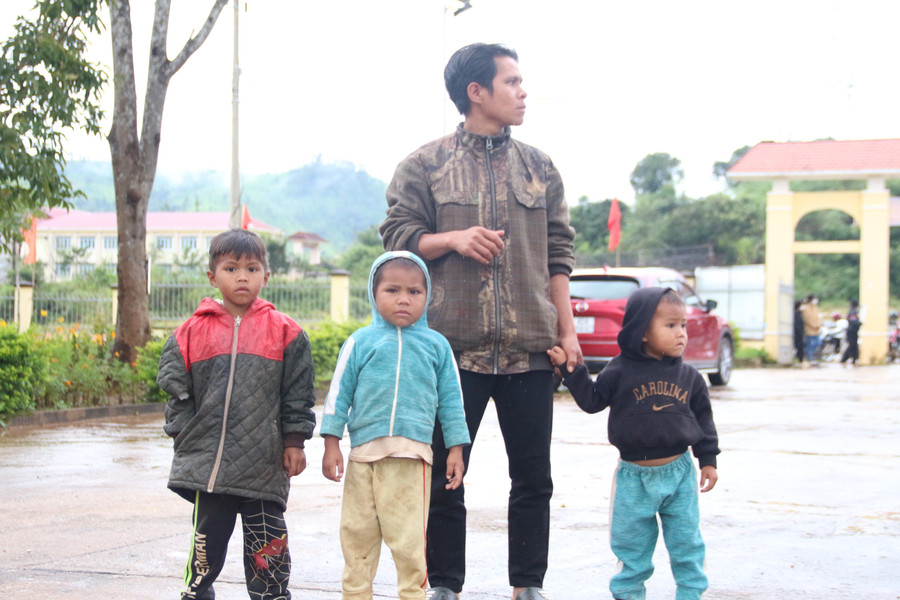 Ở huyện miền núi Tu Mơ Rông (Kon Tum), từ khắp các nẻo đường, thôn làng các em háo hức đi dự “Đêm hội trăng rằm”, vui Tết Trung thu. Ở huyện miền núi Tu Mơ Rông (Kon Tum), từ khắp các nẻo đường, thôn làng các em háo hức đi dự “Đêm hội trăng rằm”, vui Tết Trung thu.