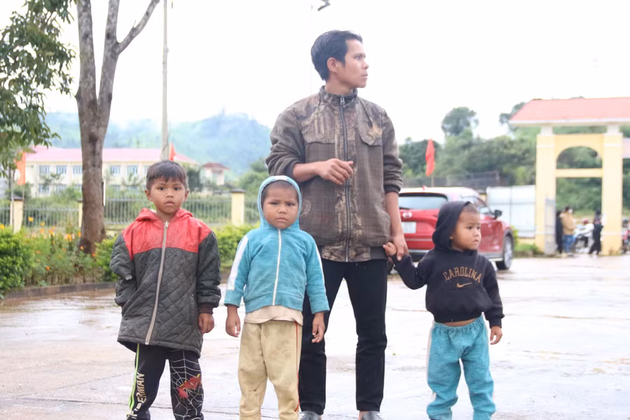 Ở huyện miền núi Tu Mơ Rông (Kon Tum), từ khắp các nẻo đường, thôn làng các em háo hức đi dự “Đêm hội trăng rằm”, vui Tết Trung thu.