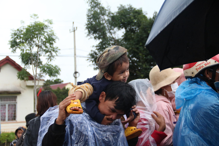 Niềm vui của em nhỏ được cha, mẹ cõng trên vai để hoà cùng không khí nhộp nhịp, tươi vui trong "Đêm hội trăng rằm". Niềm vui của em nhỏ được cha, mẹ cõng trên vai để hoà cùng không khí nhộp nhịp, tươi vui trong "Đêm hội trăng rằm".