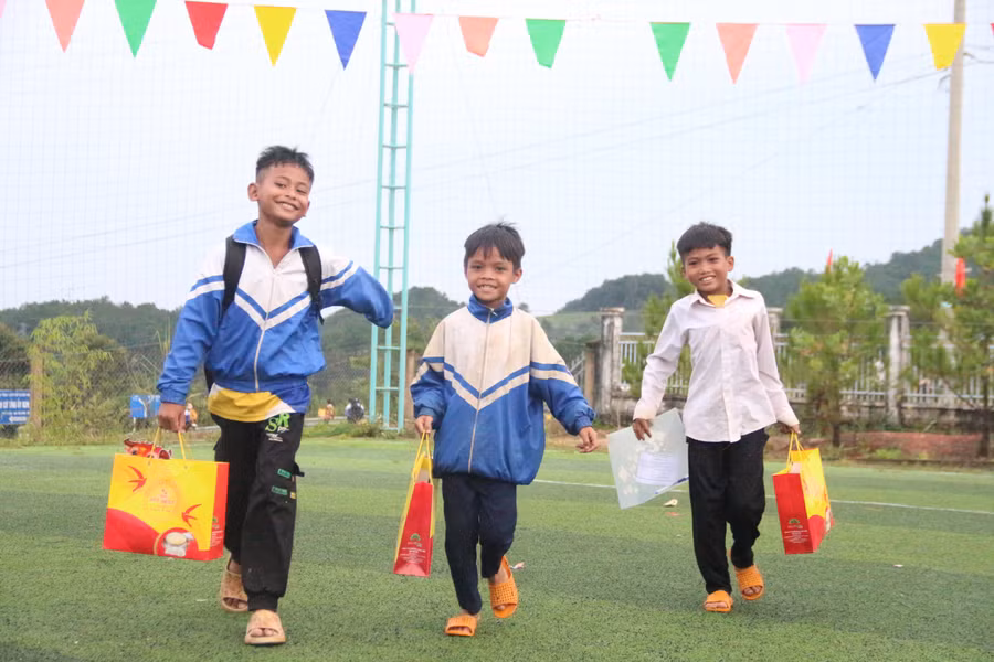 Hạnh phúc với những món quà Trung thu.