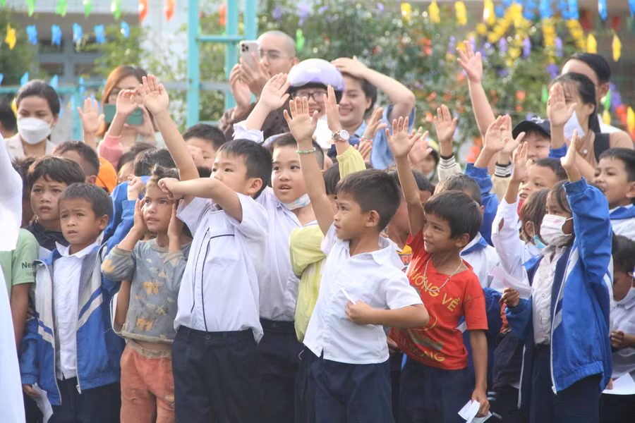 Lũ trẻ hào hứng tham gia trả lời câu hỏi, đố vui để nhận thưởng.