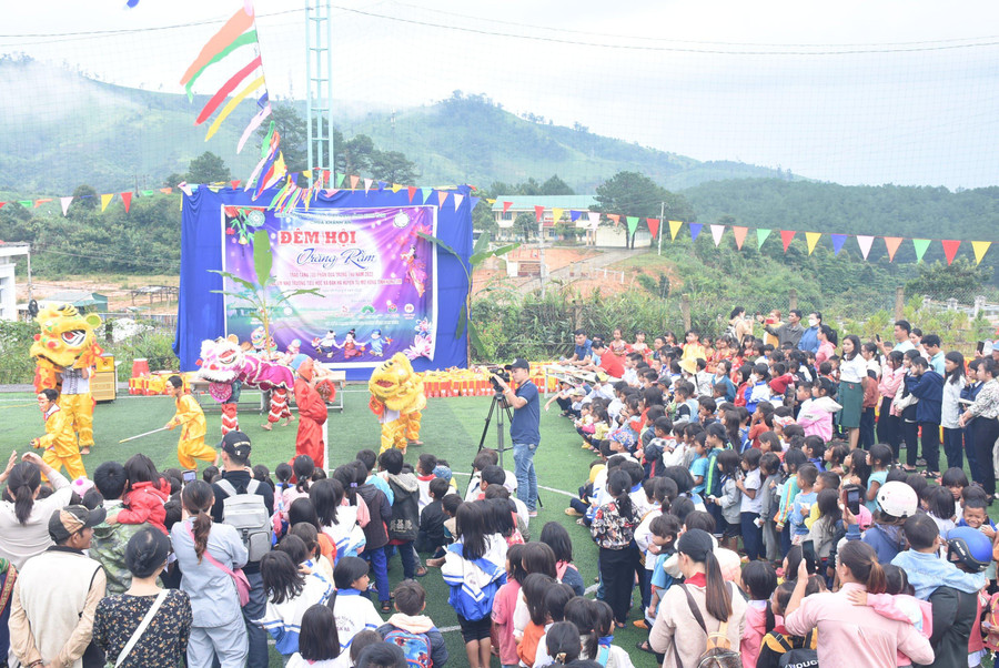 Với trẻ em, Tết Trung thu là ngày hội được mong chờ nhất trong năm khi nhận những món quà, lồng đèn, bánh kẹo và được vui chơi trong không khí đầm ấm… Với trẻ em, Tết Trung thu là ngày hội được mong chờ nhất trong năm khi nhận những món quà, lồng đèn, bánh kẹo và được vui chơi trong không khí đầm ấm…