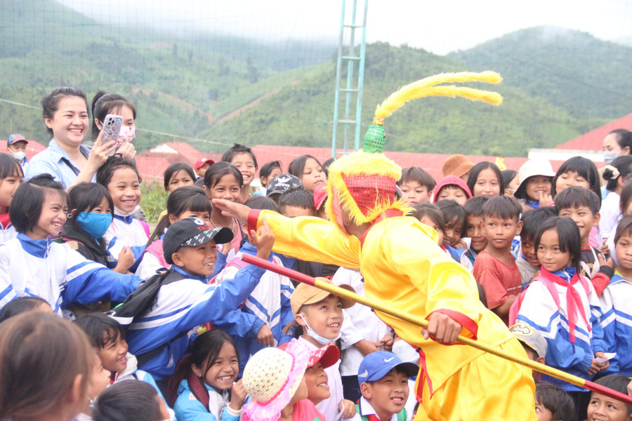 Những gương mặt thích thú, rạng ngời khi được xem múa lân. Những gương mặt thích thú, rạng ngời khi được xem múa lân.