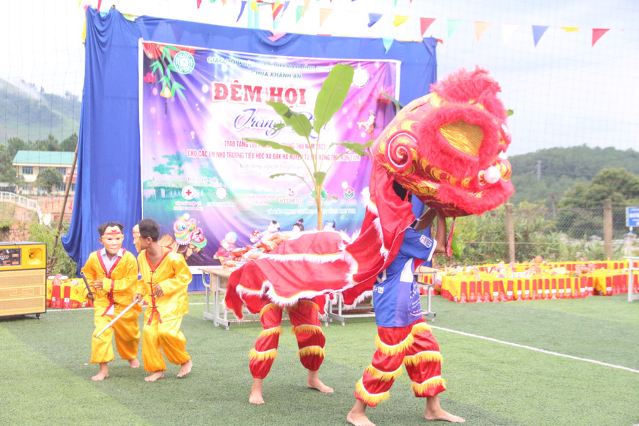 Múa lân đến với Tết Trung thu của trẻ em Tu Mơ Rông. Múa lân đến với Tết Trung thu của trẻ em Tu Mơ Rông.