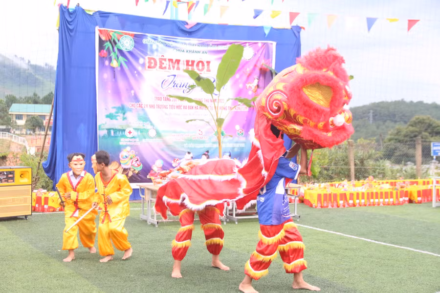 Múa lân đến với Tết Trung thu của trẻ em Tu Mơ Rông.