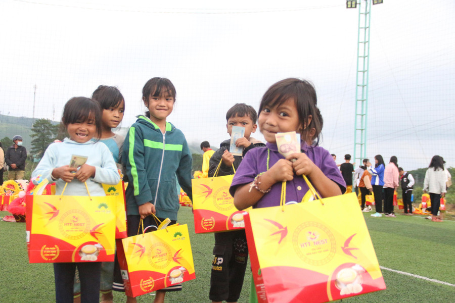 Tết Trung thu góp phần làm nên hạnh phúc, niềm vui cho mỗi trẻ em ở vùng cao. Tết Trung thu góp phần làm nên hạnh phúc, niềm vui cho mỗi trẻ em ở vùng cao.