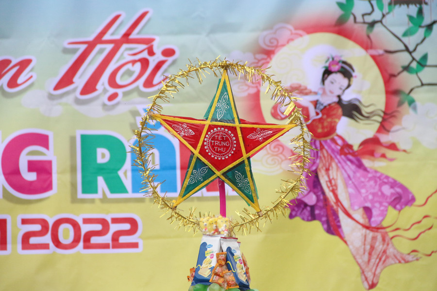 Tết Trung thu là dịp để những em nhỏ vùng khó sẽ biết đến nhân vật chú Cuội, chị Hằng và được tham gia chơi, trả lời những câu đố thú vị, bổ ích. Vui Tết Trung thu cũng sẽ tạo động lực giúp các em cố gắng vươn lên trong học tập để thoát khỏi đói nghèo. Tết Trung thu là dịp để những em nhỏ vùng khó sẽ biết đến nhân vật chú Cuội, chị Hằng và được tham gia chơi, trả lời những câu đố thú vị, bổ ích. Vui Tết Trung thu cũng sẽ tạo động lực giúp các em cố gắng vươn lên trong học tập để thoát khỏi đói nghèo.