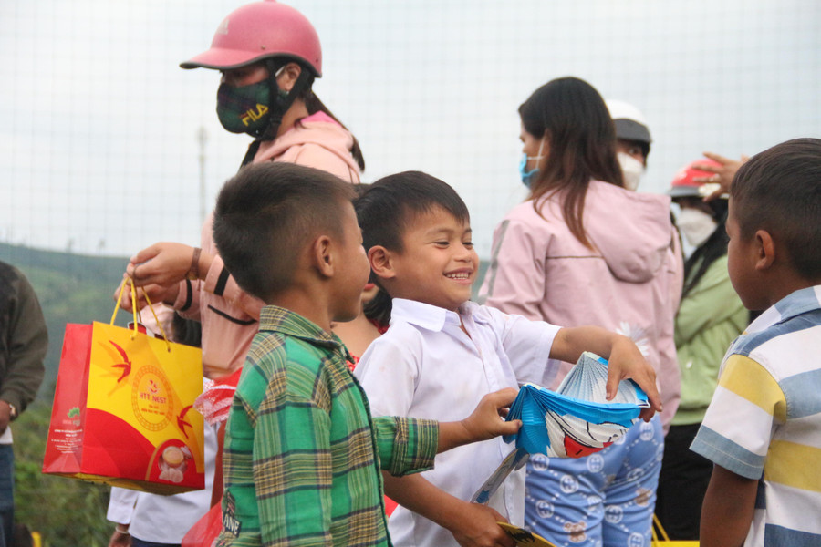 Lồng đèn giấy dường như là món quà xa xỉ của trẻ vùng cao. Lồng đèn giấy dường như là món quà xa xỉ của trẻ vùng cao.