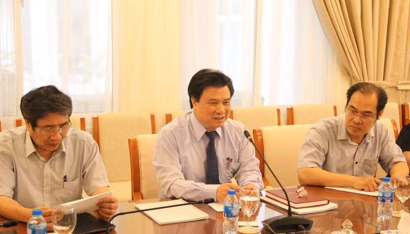Thứ trưởng Nguyễn Hữu Độ (ở giữa) phát biểu tại buổi làm việc