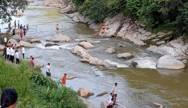 Người dân và cơ quan chức năng tìm kiếm tại địa điểm xảy ra sự việc.