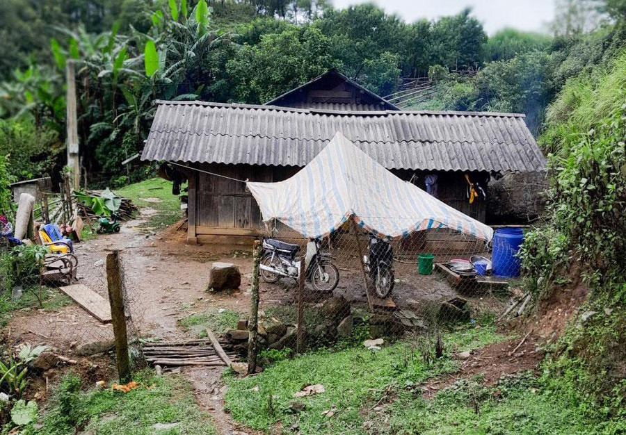 Ngôi nhà đơn sơ của gia đình anh Thào A Hoa. Ngôi nhà đơn sơ của gia đình anh Thào A Hoa.