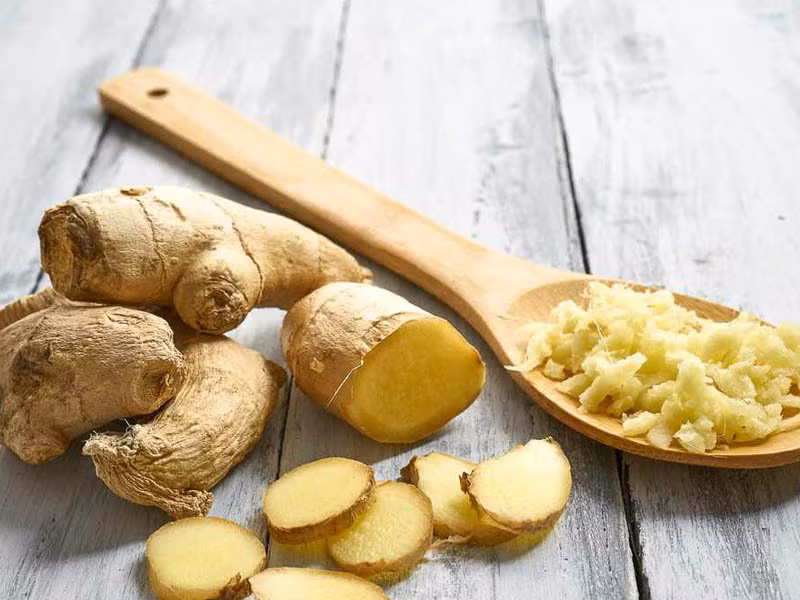 Đập dập gừng tươi cho vào nước ấm để uống khi bị khàn tiếng