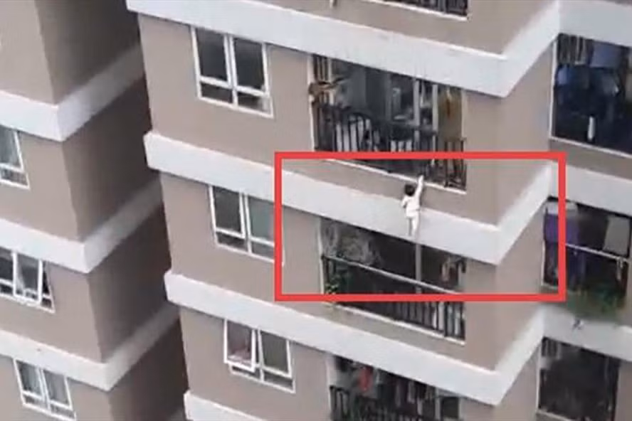 Thời điểm cháu bé rơi từ lan can tầng 13 xuống bố mẹ bé đang tiễn khách. Ảnh cắt từ clip