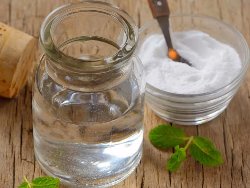 Nước muối ấm giúp giảm khản tiếng hiệu quả