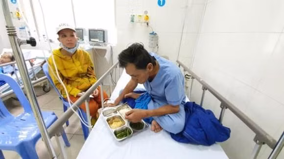 Hiện nghệ sĩ Thương Tín đã tỉnh táo, qua cơn nguy kịch nhưng sức khỏe còn khá yếu và phải nằm viện để theo dõi.