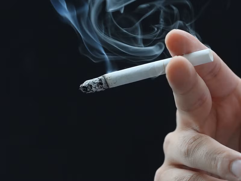 Người hút thuốc lá khi bị khàn tiếng nên ngừng hút thuốc