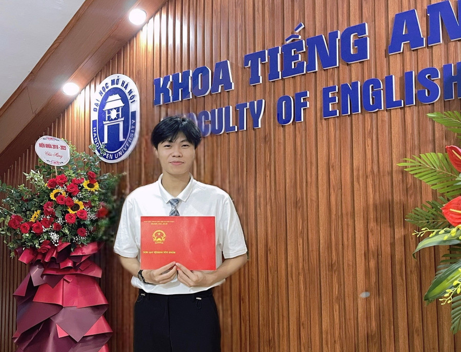 Nguyễn Quốc Tuấn hạnh phúc khi chính thức được trở thành cử nhân ngành Ngôn ngữ Anh. Nguyễn Quốc Tuấn hạnh phúc khi chính thức được trở thành cử nhân ngành Ngôn ngữ Anh.