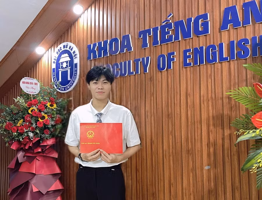 Nguyễn Quốc Tuấn hạnh phúc khi chính thức được trở thành cử nhân ngành Ngôn ngữ Anh.