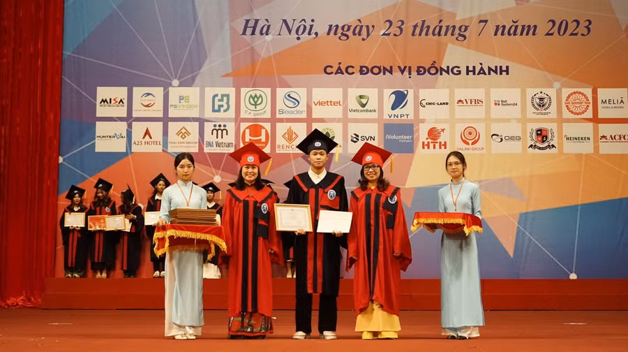 Nguyễn Quốc Tuấn trong ngày nhận bằng tốt nghiệp đại học.