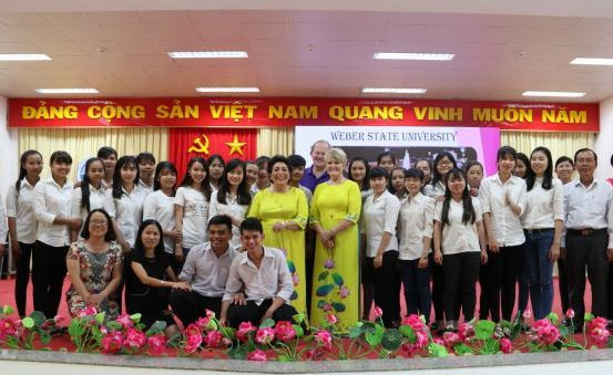 Các giảng viên, sinh viên vui mừng chào đón đoàn Các giảng viên, sinh viên vui mừng chào đón đoàn