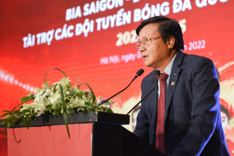 Tổng thư ký Liên đoàn bóng đá Việt Nam Lê Hoài Anh phát biểu tại buổi họp báo. Tổng thư ký Liên đoàn bóng đá Việt Nam Lê Hoài Anh phát biểu tại buổi họp báo.