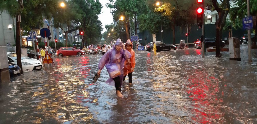 Tại đường Lý Thường Kiệt đoạn ngập kéo dài khoảng hơn 100m