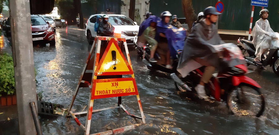 Nhiều biển cảnh báo của Xí nghiệp thoát nước số 1 được đặt tại trục đường Lý Thường Kiệt