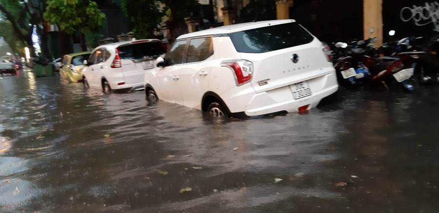 Rất nhiều phương tiện đỗ 2 bên đường nước đã ngập gần hết bánh xe