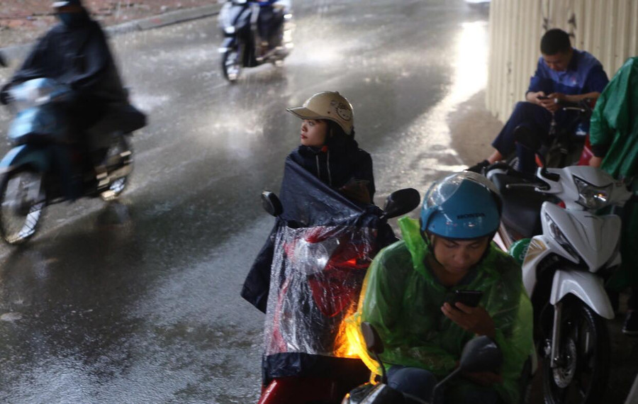 Cho dù có áo mưa nhưng nhiều người vẫn chọn cho mình nơi trú mưa