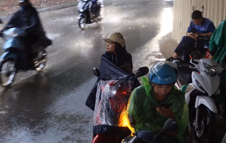 Cho dù có áo mưa nhưng nhiều người vẫn chọn cho mình nơi trú mưa