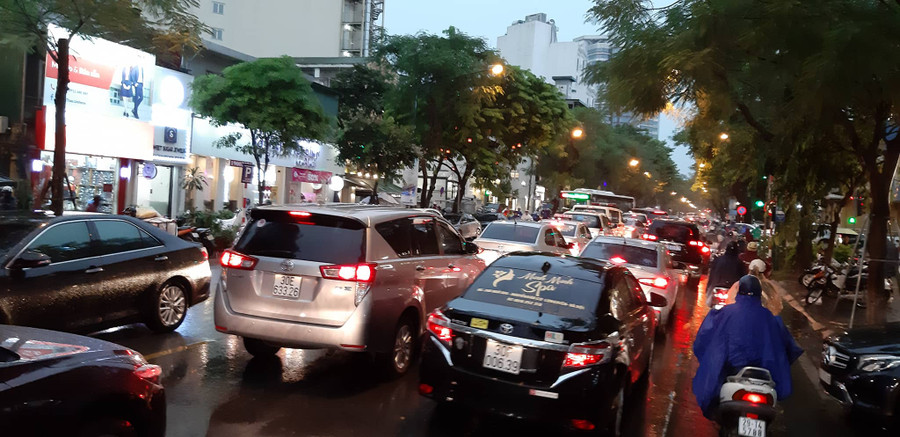 Mưa lớn đúng giờ tan tầm khiến cho việc di chuyển trên tuyến đường này trở nên khó khăn