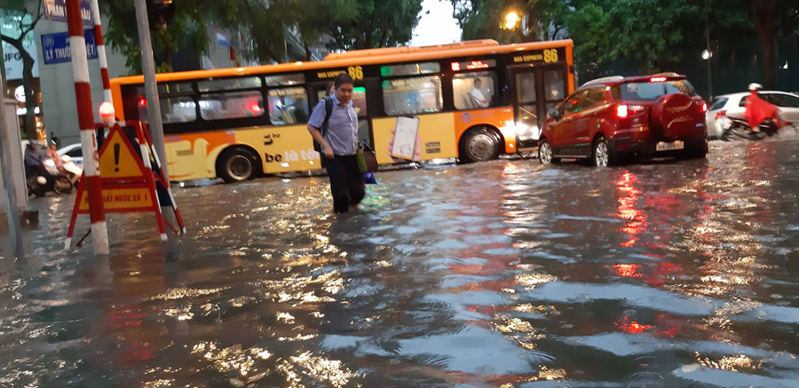 Nhiều người đã phải lội bì bõm để di chuyển sang bên đường